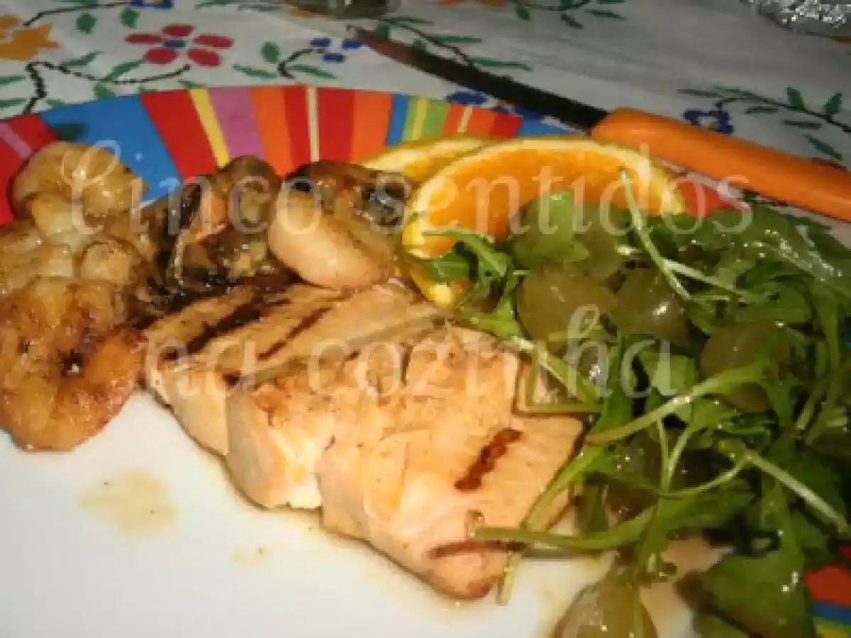Salmão com frutos do mar marinado em laranja