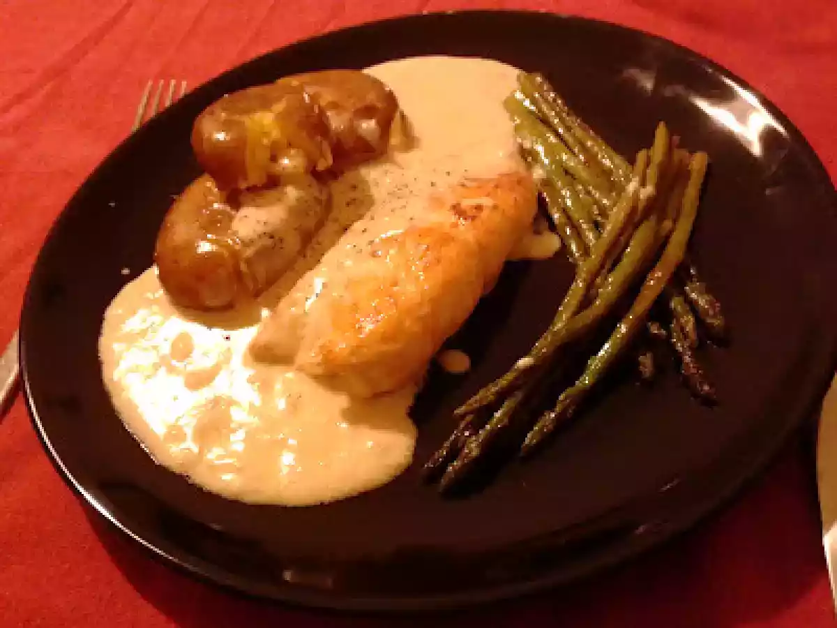 Salmão com gorgonzola e espargos