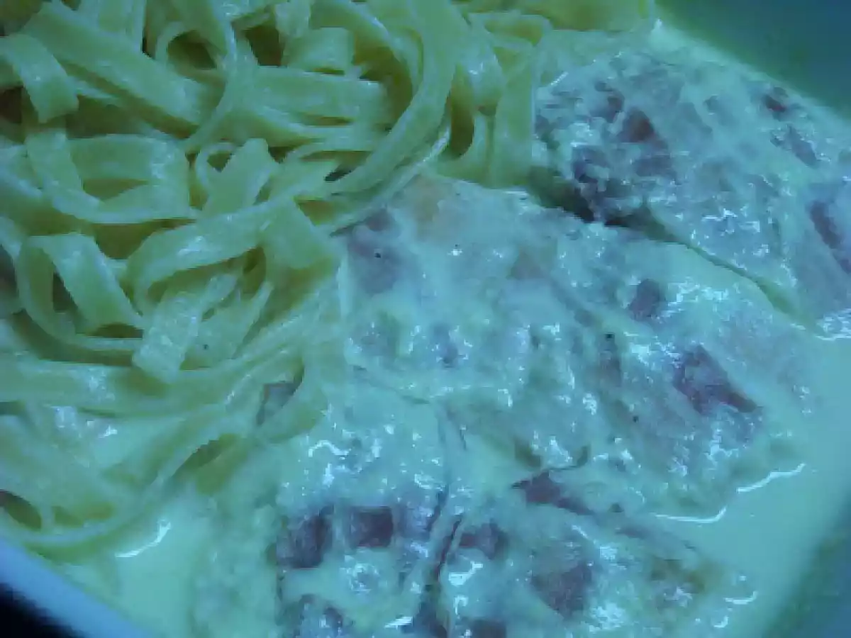 Salmão com Molho de Iogurte e natas à Carbonara