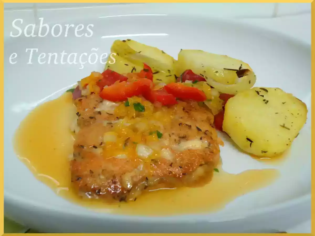 Salmão com molho de laranja e pimentos acompanhado de batatas