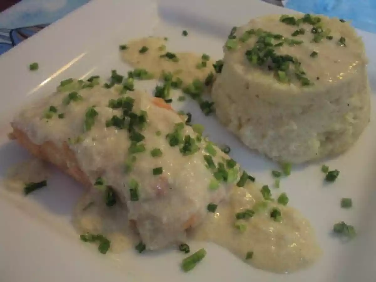 Salmão Cozido em Leite de Coco com Puré de Couve-flor