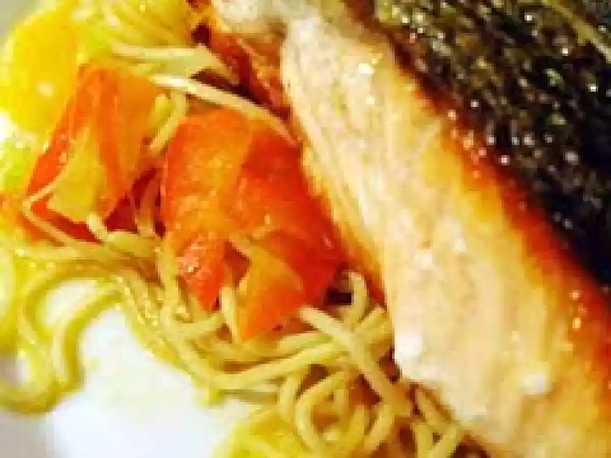 Salmão crocante, noodles e redução de laranja