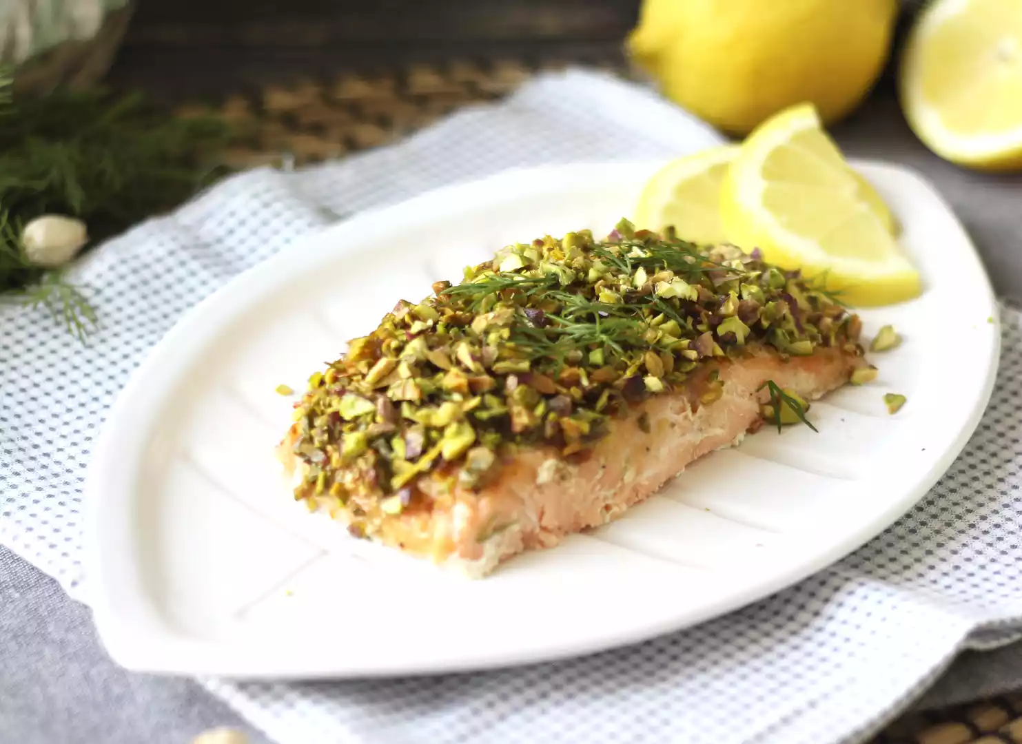 Salmão em crosta de pistache: receita elegante em menos de 15 minutos