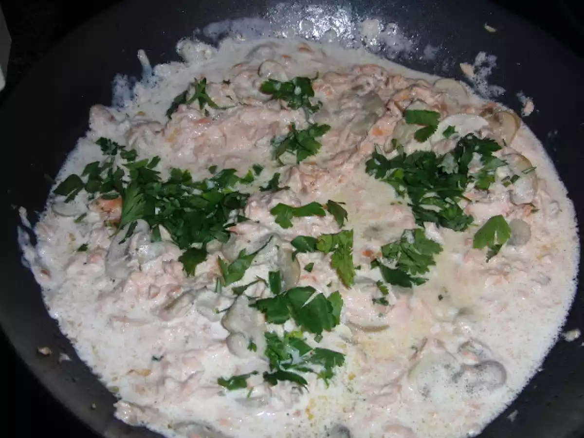 Salmão em molho de natas e ervas aromáticas - foto 2