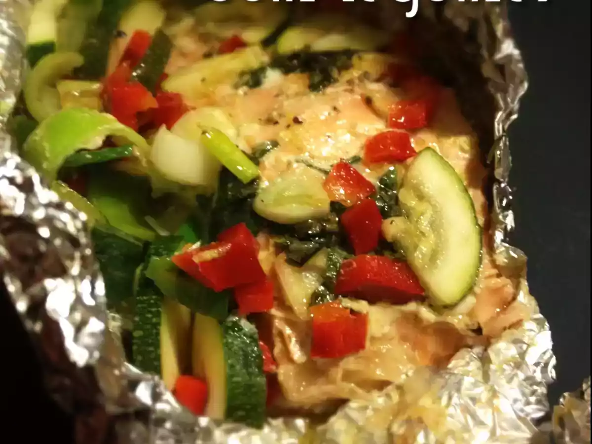Salmão em papelote com legumes.