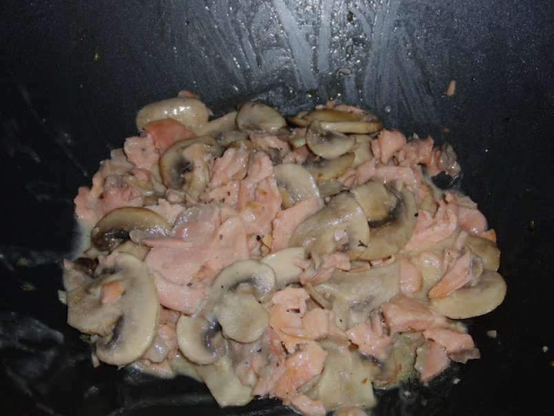 Salmão fumado e cogumelos frescos em creme, foto 1
