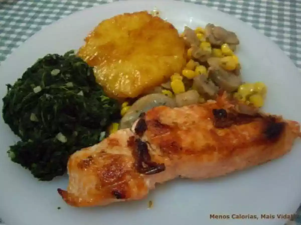 Salmão Grelhado com Abacaxi Caramelizado