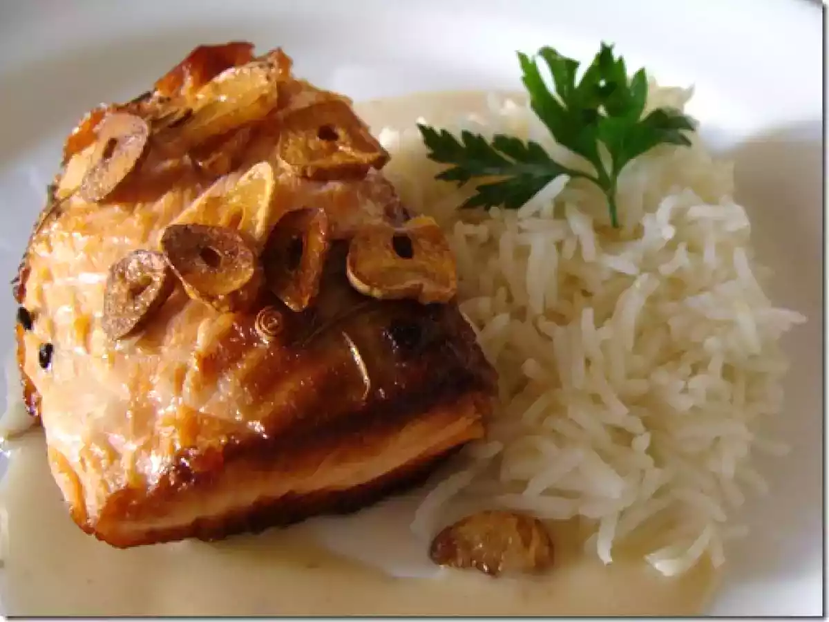 Salmão Grelhado com Alho Frito e Molho de Leite de Coco