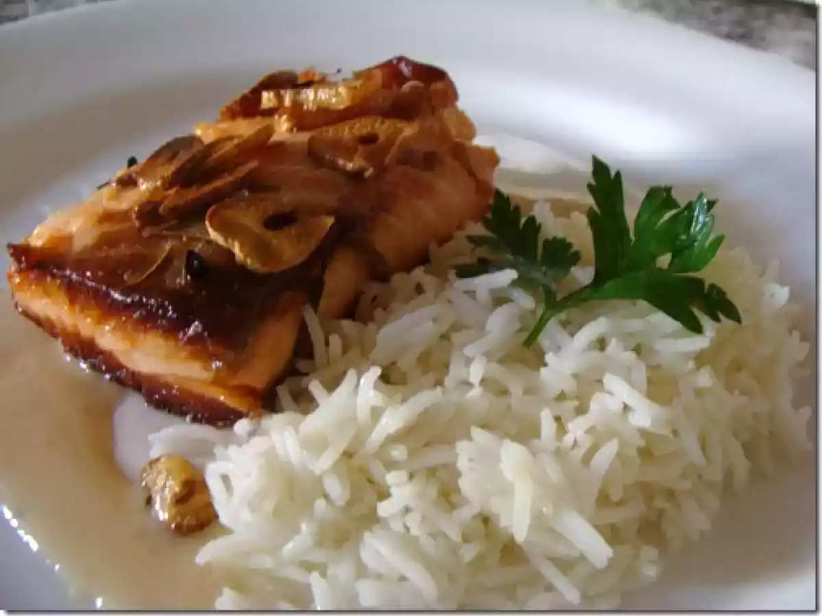 Salmão Grelhado com Alho Frito e Molho de Leite de Coco - foto 3