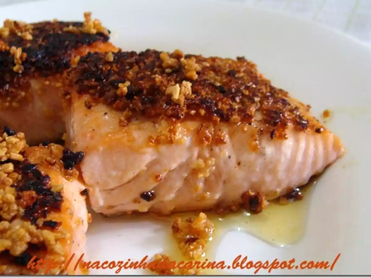 Salmão Grelhado com Crosta de Alho Frito
