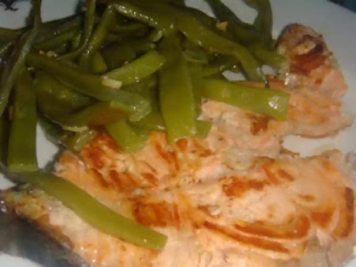 Salmão Grelhado com Feijão Verde Salteado em Alho e Azeite