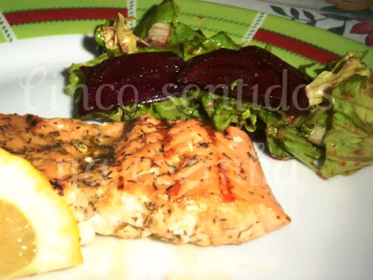 Salmão grelhado com limão e endro e salada de alface com beterraba