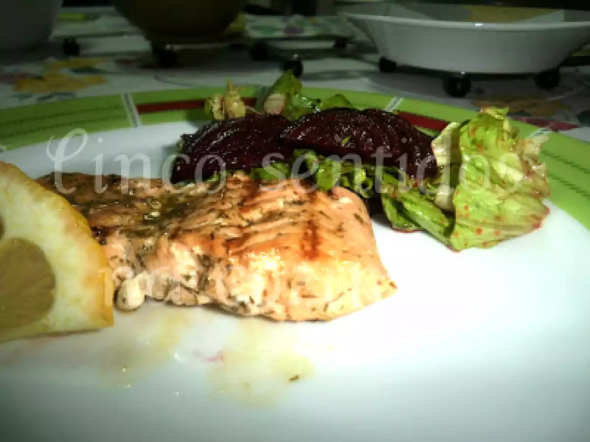 Salmão grelhado com limão e endro e salada de alface com beterraba - foto 4