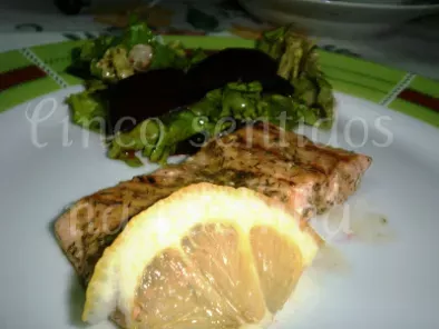 Salmão grelhado com limão e endro e salada de alface com beterraba - foto 3