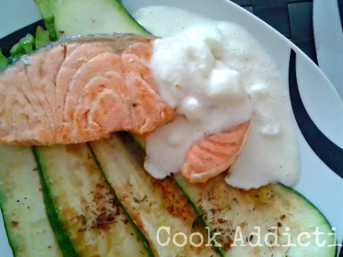 Salmão grelhado com molho de pepino & courgette grelhada com vinagre balsâmico e tomilho