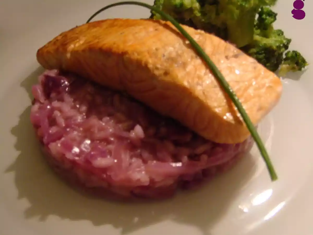 Salmão grelhado com risoto de couve roxa