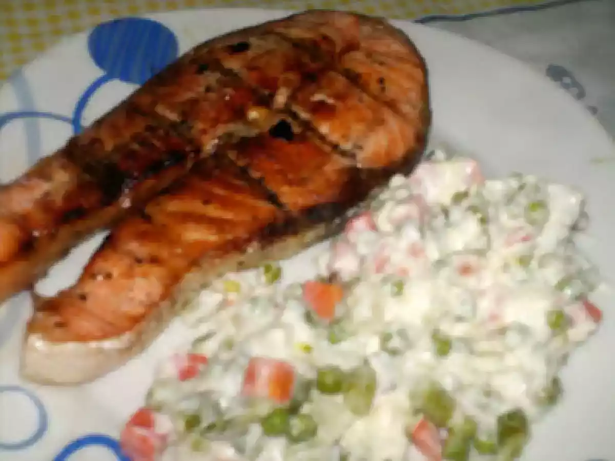Salmão grelhado com salada russa - foto 2