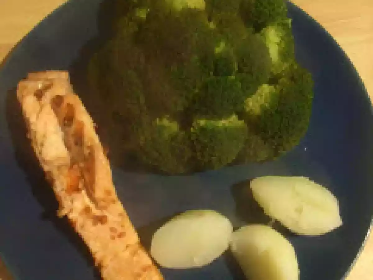 Salmão grelhado na chapa com bróculos e batata cozida