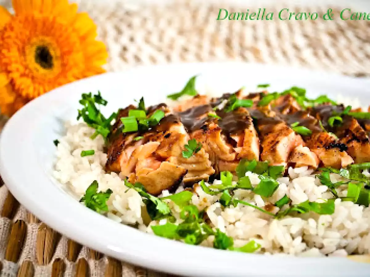 Salmão Marinado sobre Arroz com Coentro