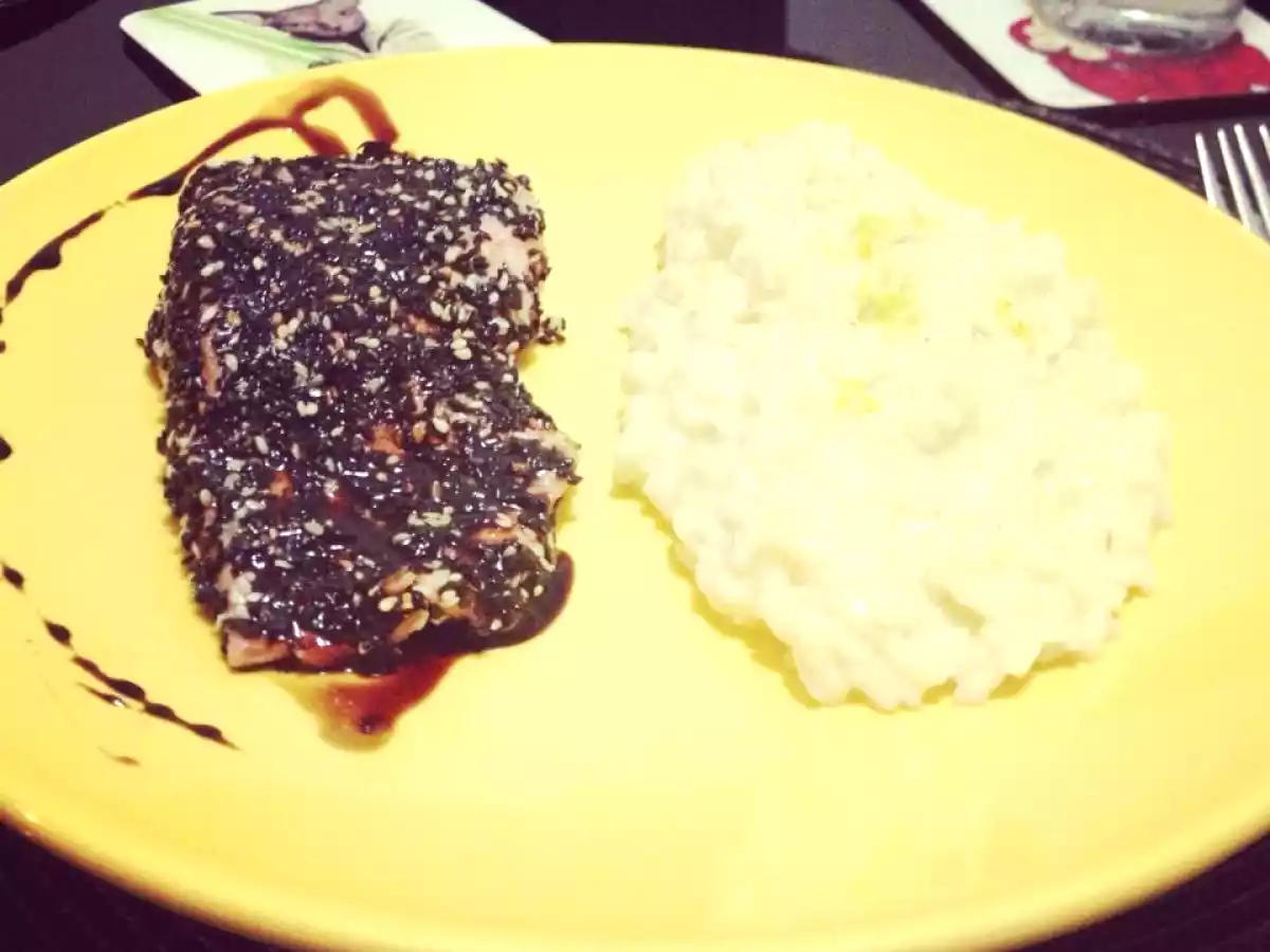 Salmão na crosta de gergelim ao molho Teryiaki e Risoto de Limão Siciliano