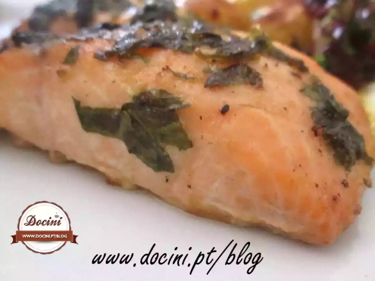 Salmão no Forno com Manteiga de Ervas