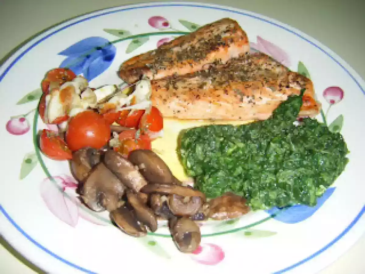 Salmão no forno com misto de legumes