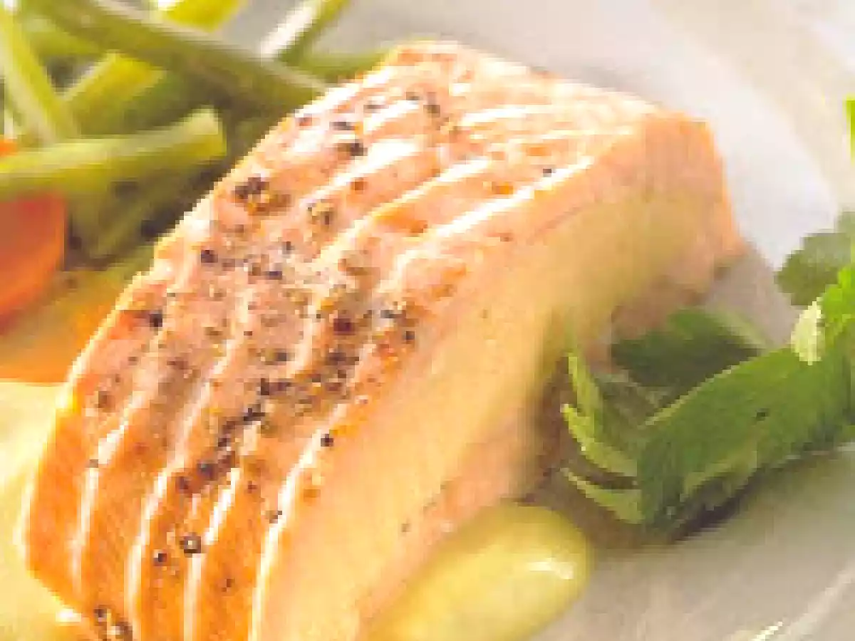 Salmão recheado com a sua mousse, com molho de manga
