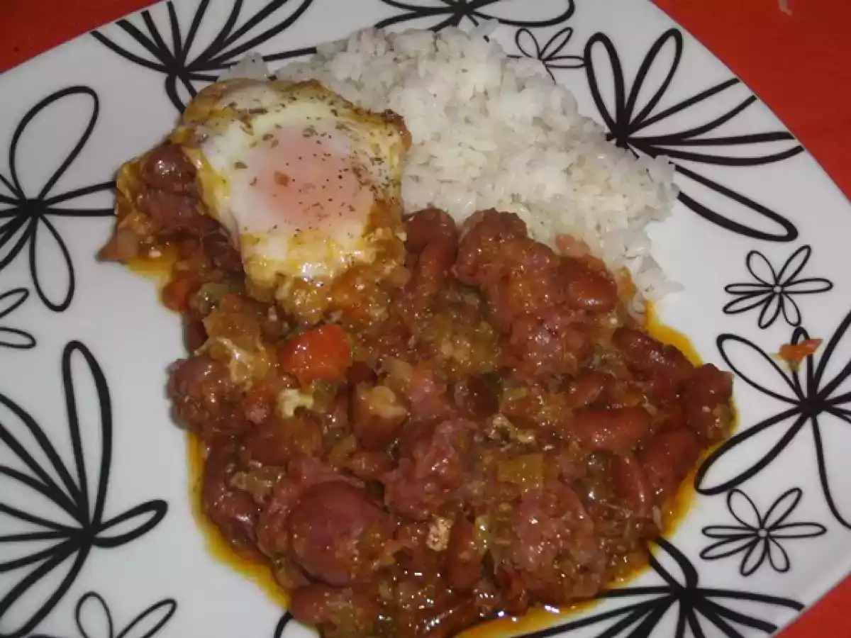 Salsichas frescas com ovos e feijão manteiga