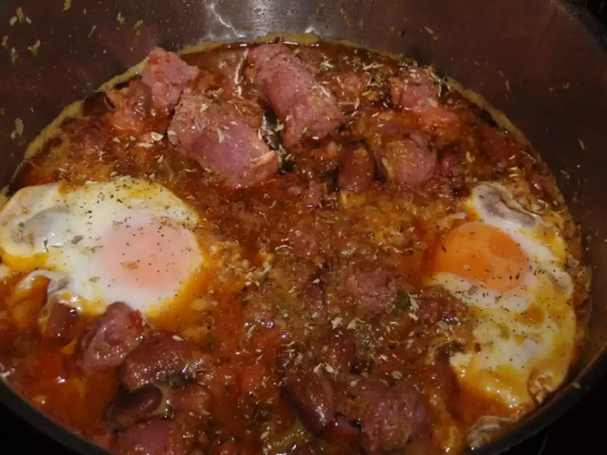 Salsichas frescas com ovos e feijão manteiga - foto 2