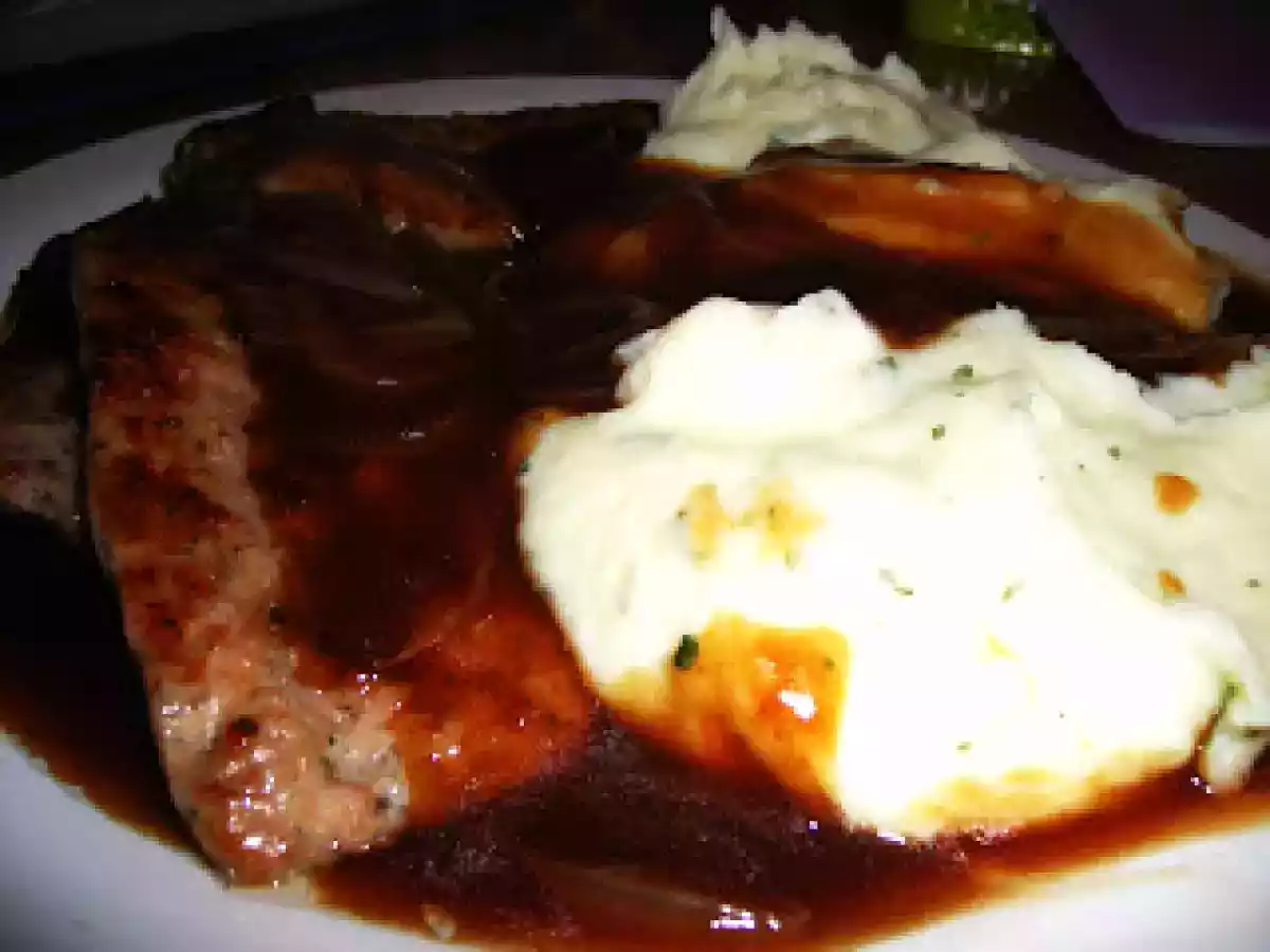 Salsichas frescas com Pure de Batata e molho de Gravy de Cebola (prato típico Britânico)