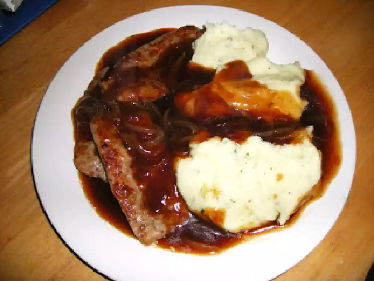 Salsichas frescas com Pure de Batata e molho de Gravy de Cebola (prato típico Britânico) - foto 2