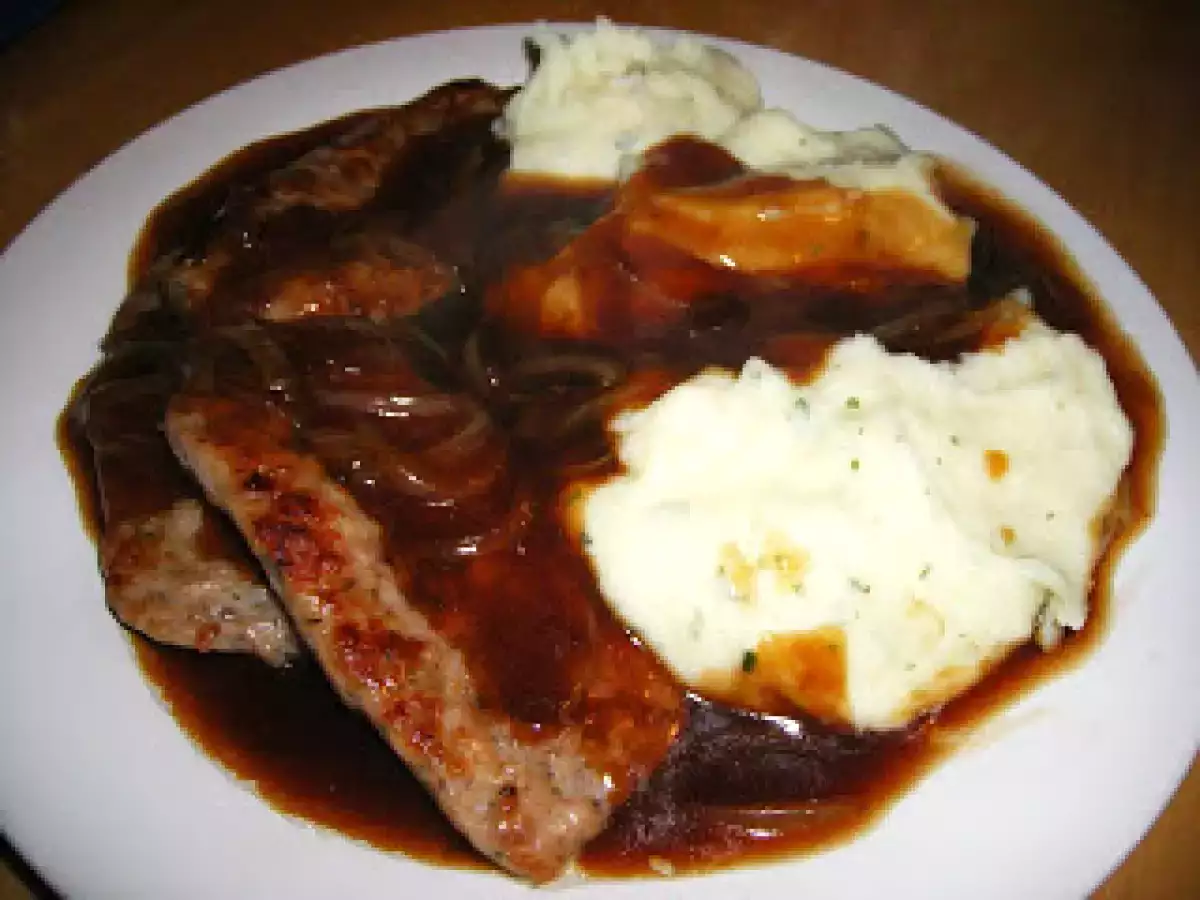 Salsichas frescas com Pure de Batata e molho de Gravy de Cebola (prato típico Britânico) - foto 3