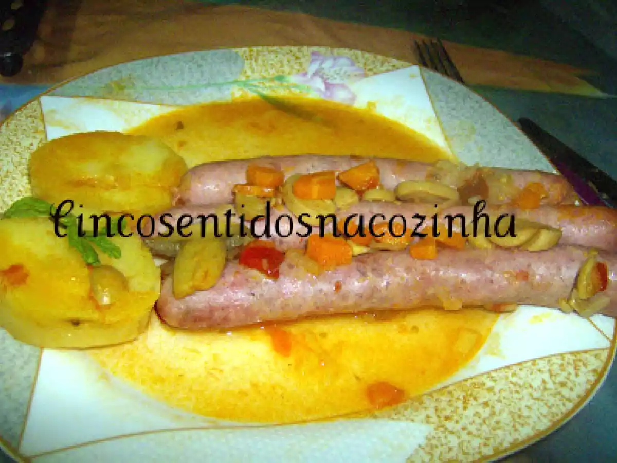 Salsichas frescas estufadas com legumes