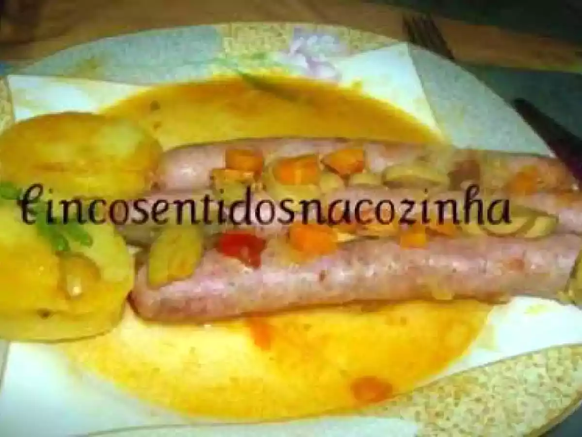 Salsichas frescas estufadas com legumes