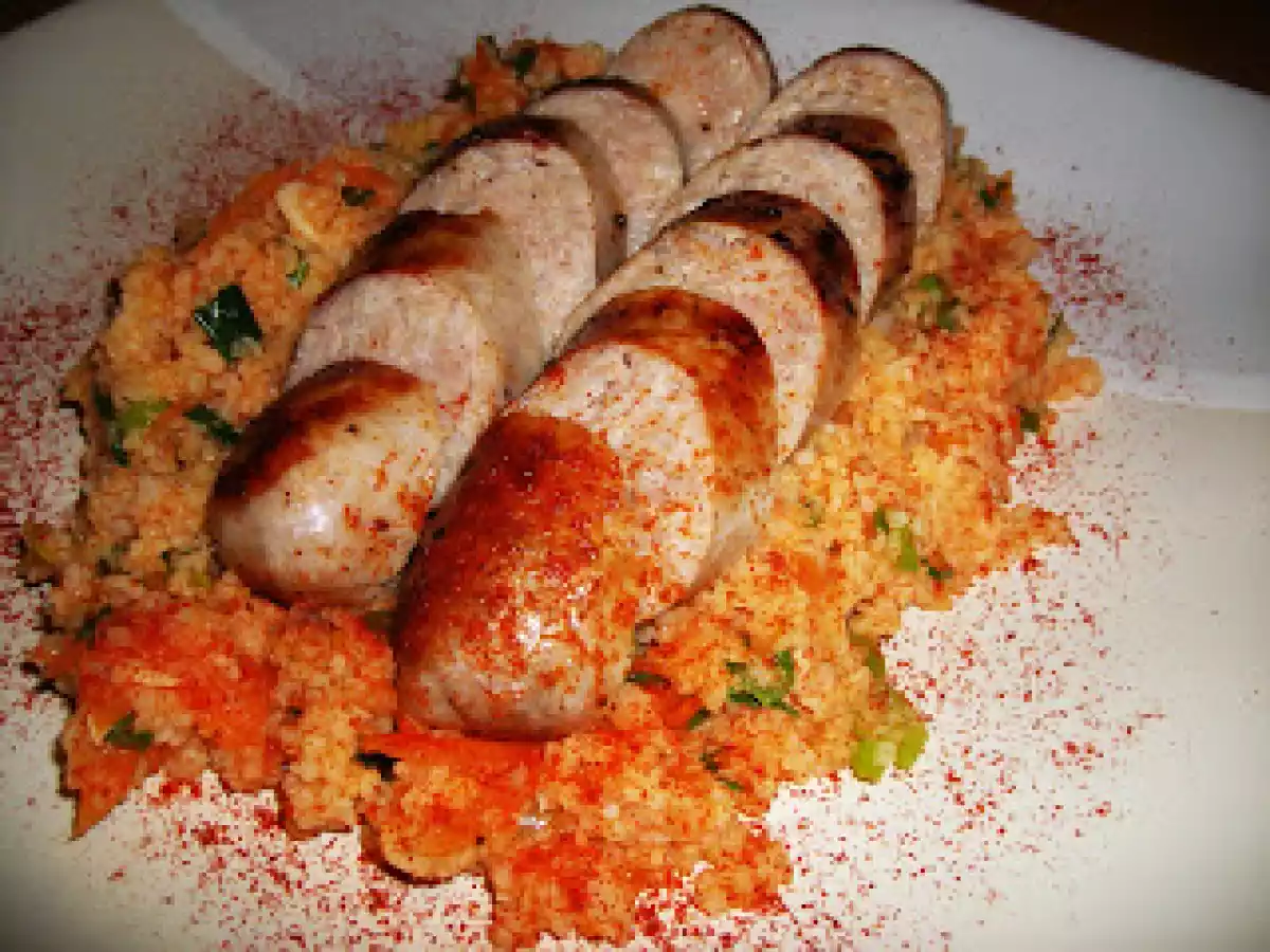 Salsichas Frescas Fritas com Bulgur de Cebolinho e Cenoura