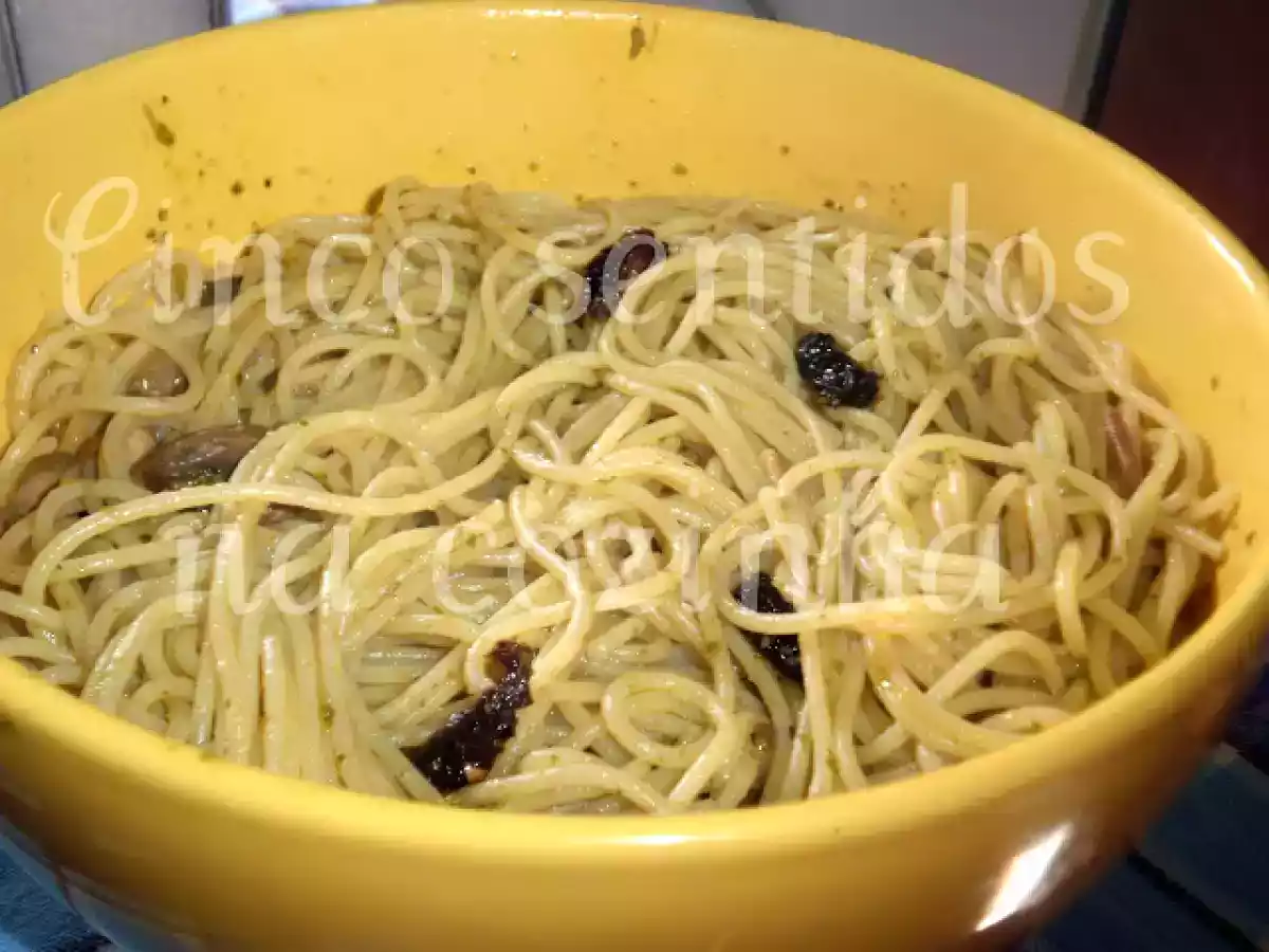 Salsichas frescas grelhadas e esparguete com pesto, cogumelos e tomate seco - foto 3