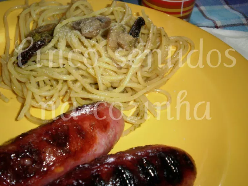 Salsichas frescas grelhadas e esparguete com pesto, cogumelos e tomate seco, foto 4