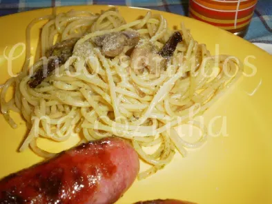 Salsichas frescas grelhadas e esparguete com pesto, cogumelos e tomate seco