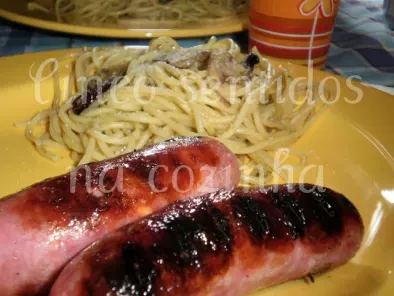 Salsichas frescas grelhadas e esparguete com pesto, cogumelos e tomate seco, foto 2