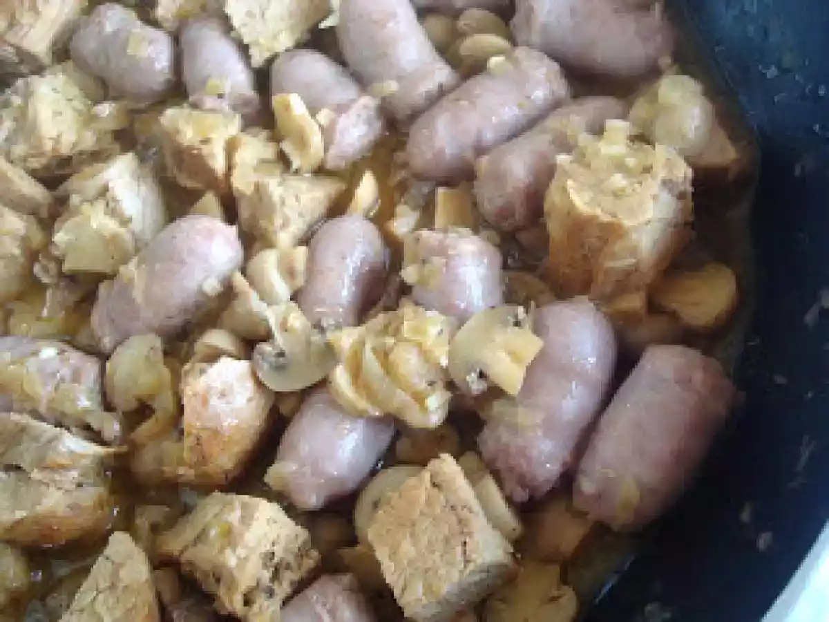Salsichas frescas na frigideira