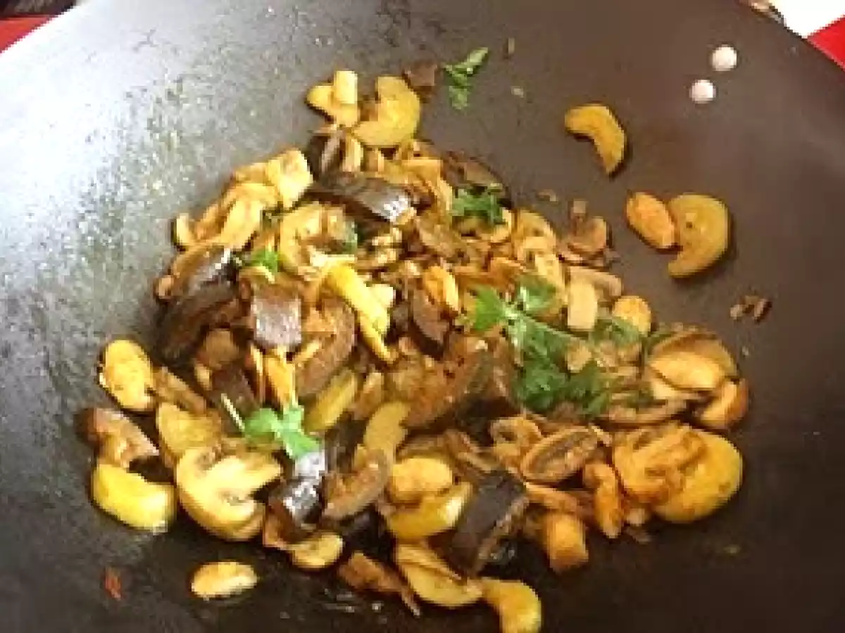 Salteado de beringela, curgete e cogumelos