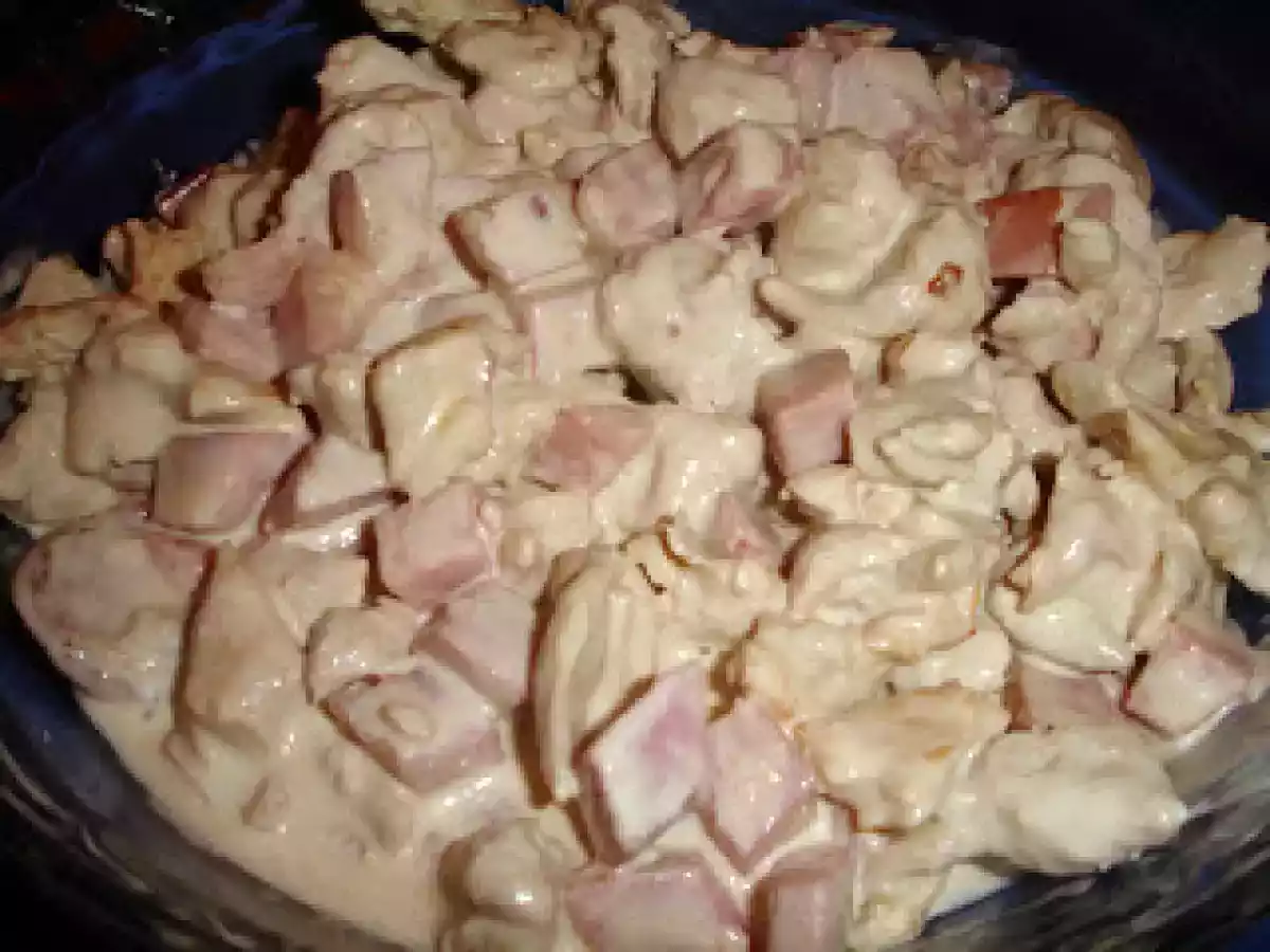 Salteado de peru e fiambre com natas de cogumelos Porcini