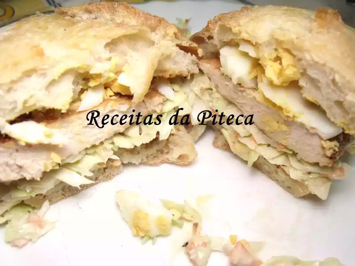 Sandes de frango e coleslaw