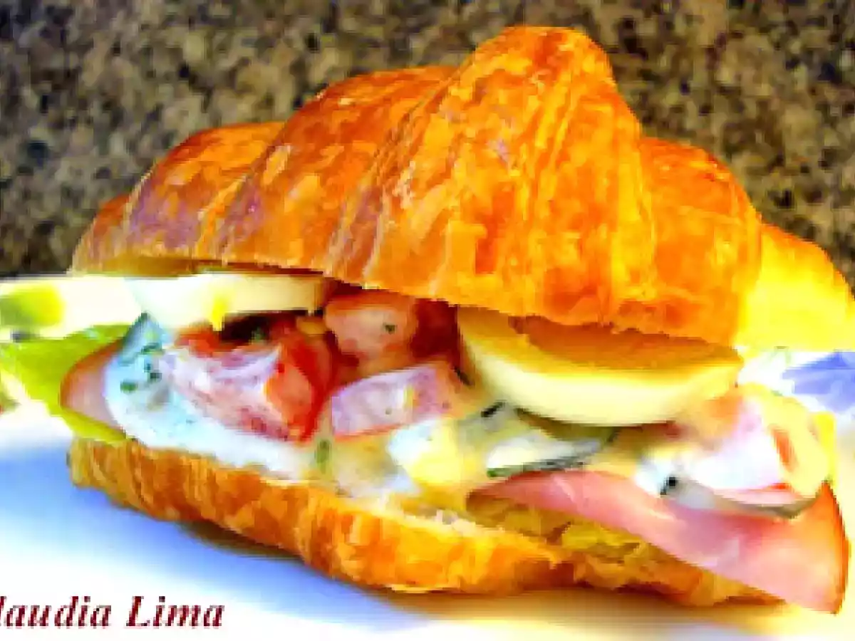 Sanduíche de Croissant com Salada de Tomate e Pepino - foto 2