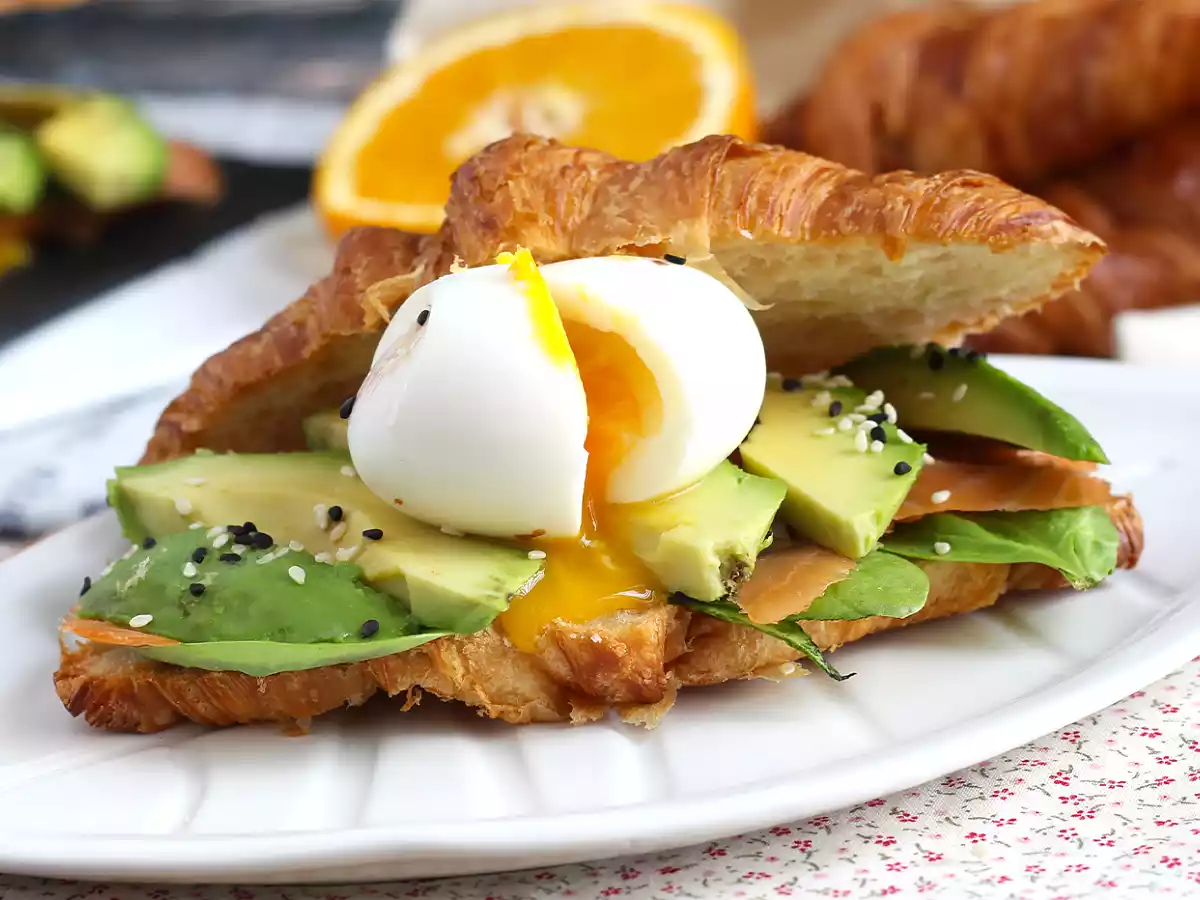 Sanduíche de croissant para brunch