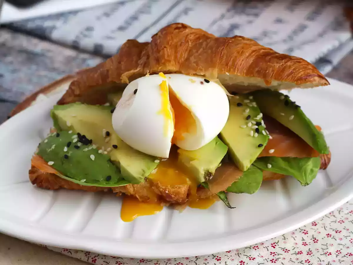 Sanduíche de croissant para brunch - foto 5