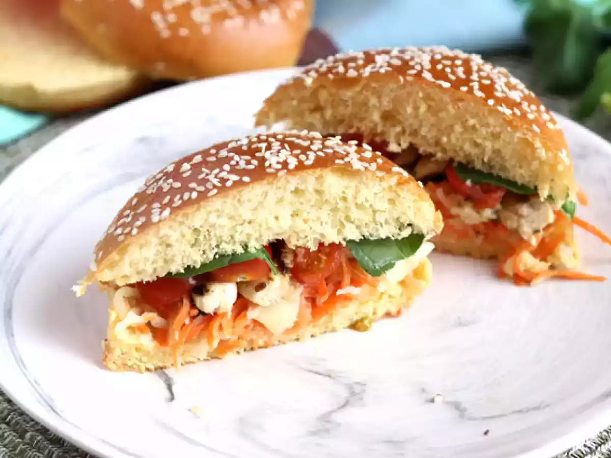 Sanduíche de frango marinado com salada