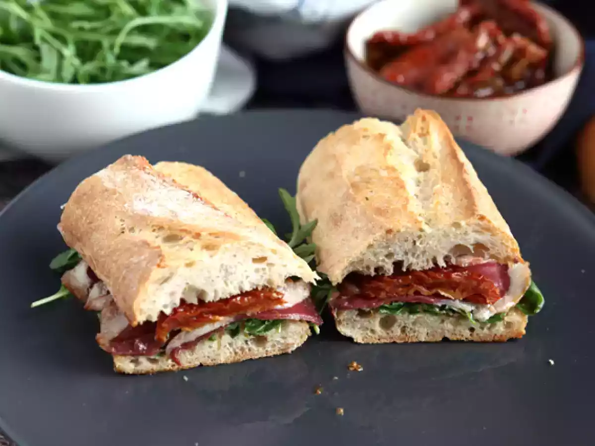 Sanduíche de pato defumado, tomate seco e rúcula.