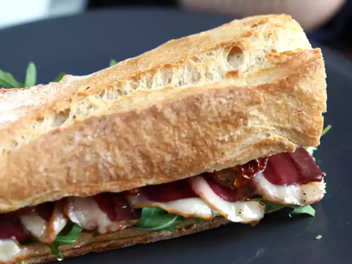Sanduíche de pato defumado, tomate seco e rúcula. - foto 2
