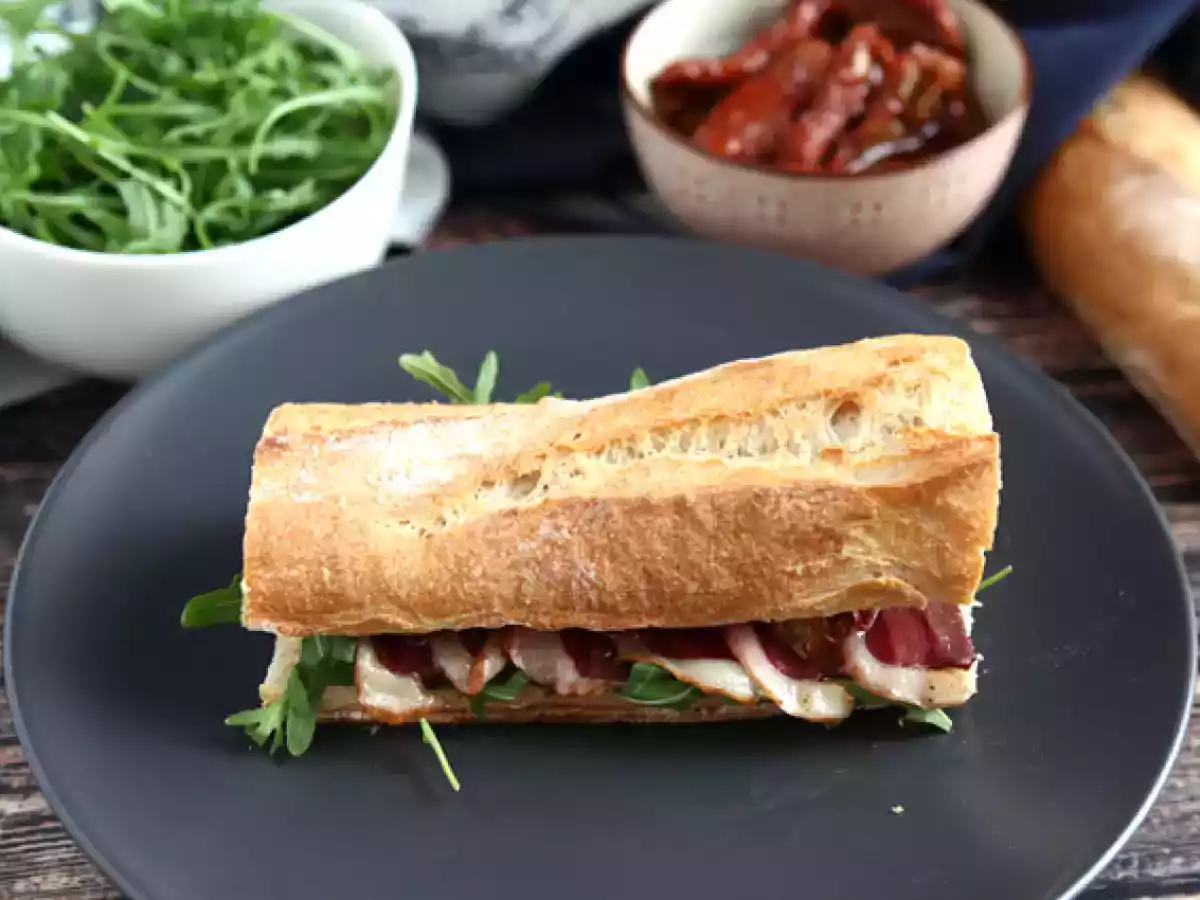 Sanduíche de pato defumado, tomate seco e rúcula. - foto 3